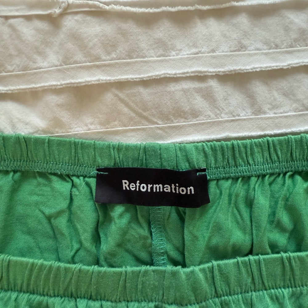 Reformation Liliana Top in Green - Picture 3 of 4